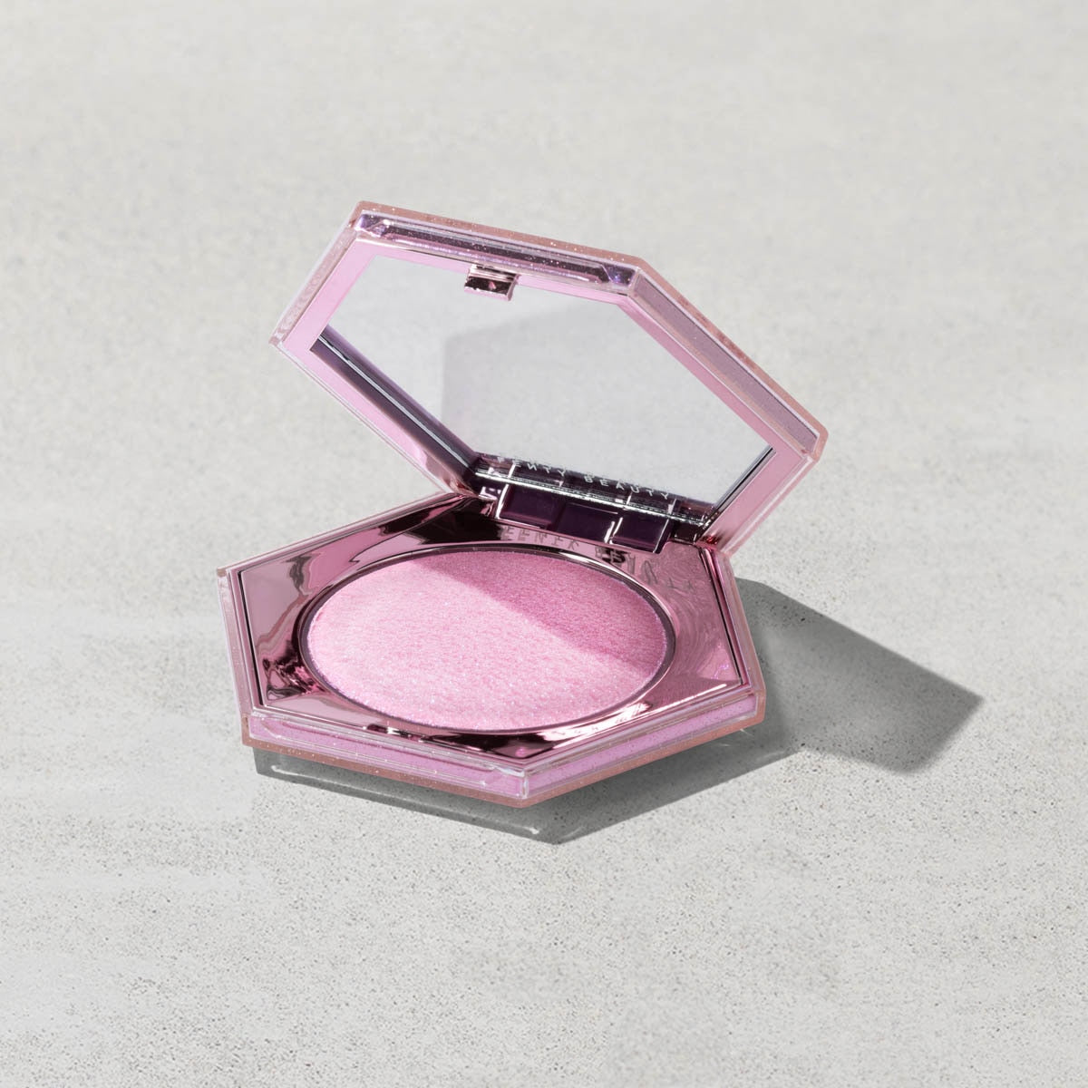 Fenty Beauty Diamond Bomb Net. 8g. / 0.28 Oz. (Levender Luvr 03) Iluminador en polvo