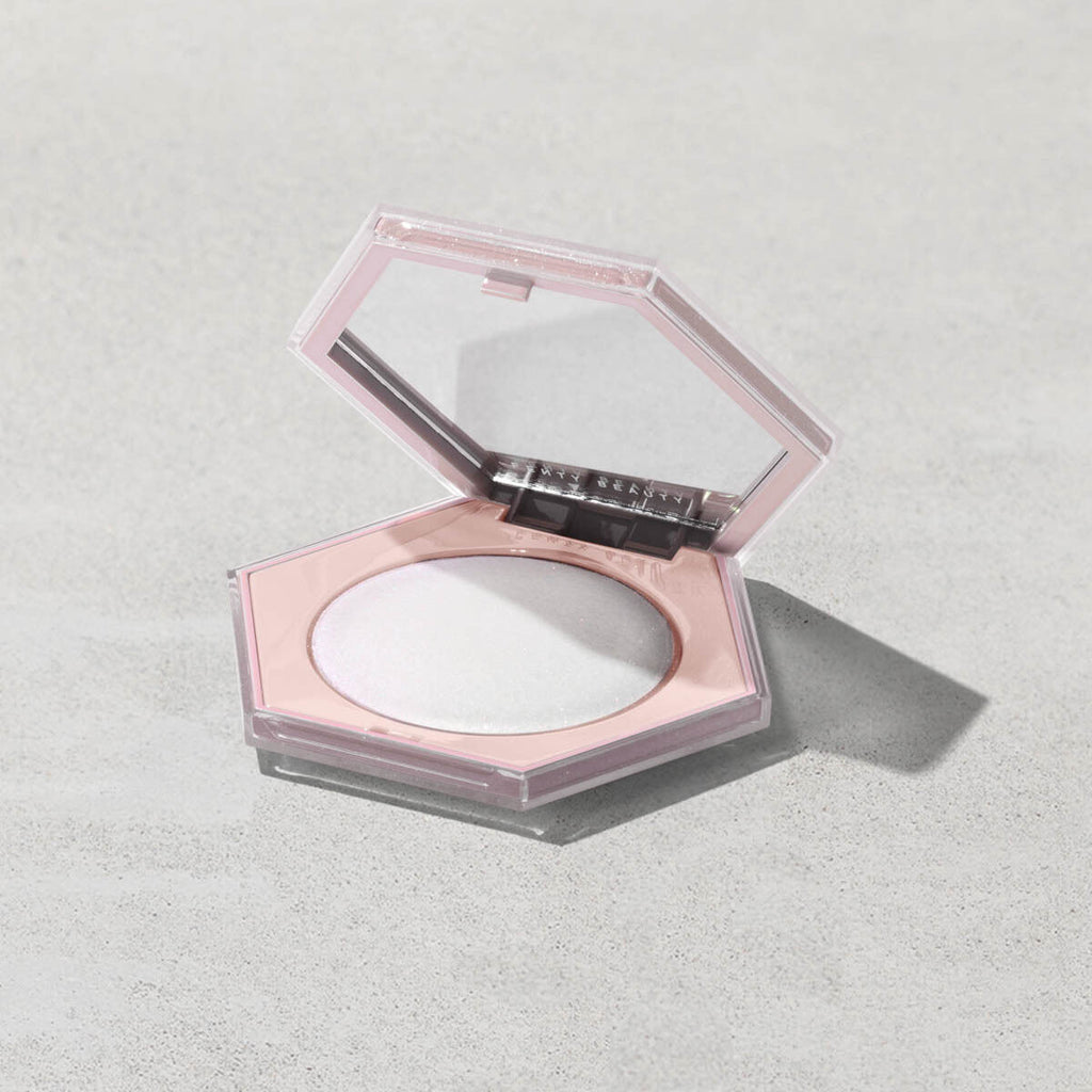 Fenty Beauty Diamond Bomb Net. 8g. / 0.28 Oz. (Pink Ice 04) Iluminador en polvo