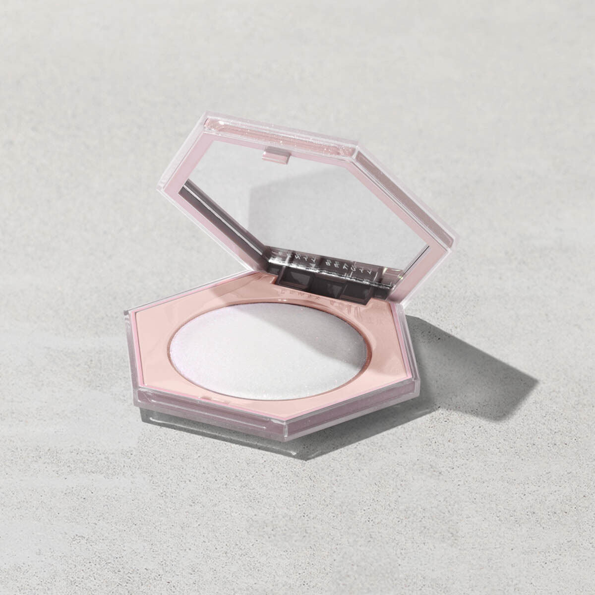 Fenty Beauty Diamond Bomb Net. 8g. / 0.28 Oz. (Pink Ice 04) Iluminador en polvo
