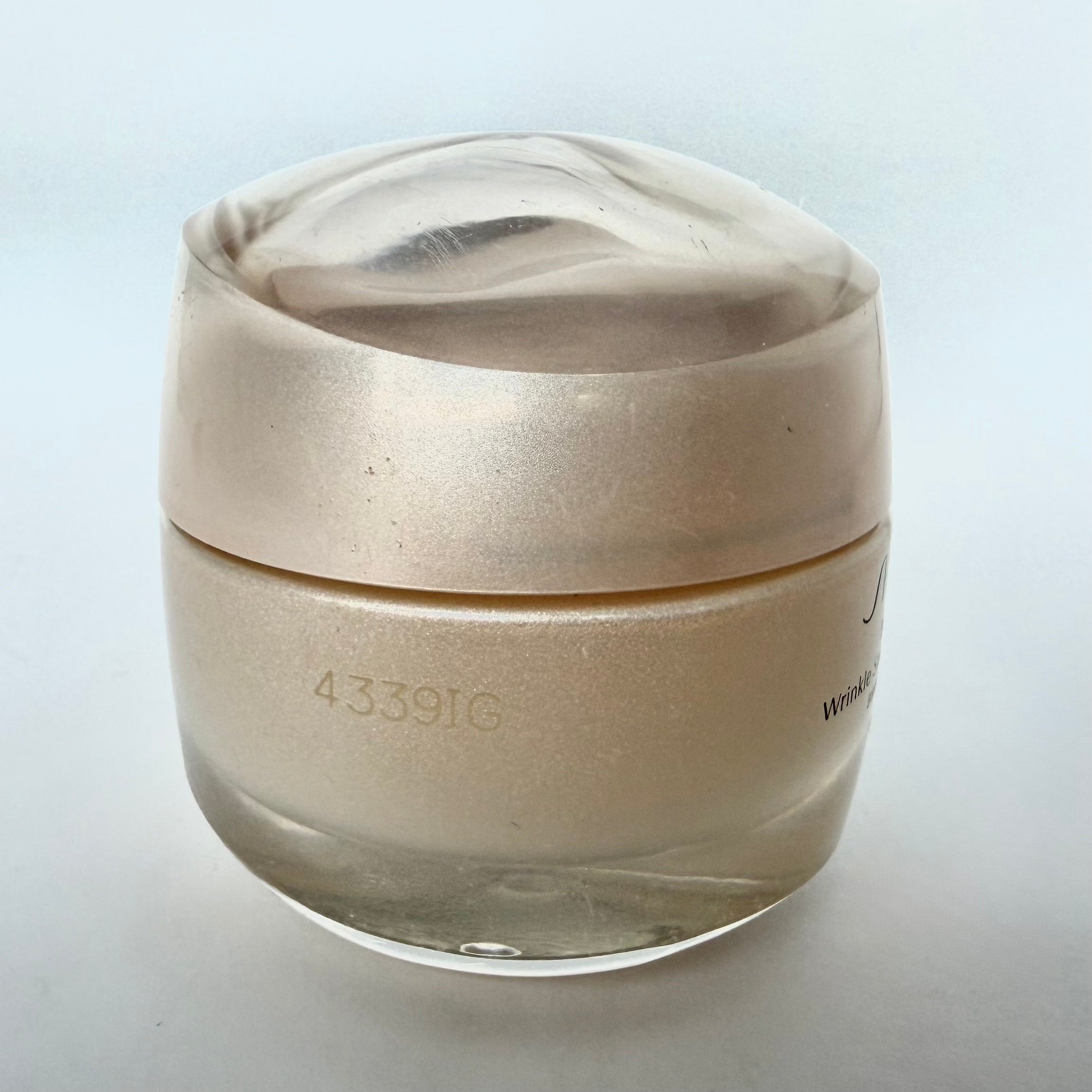 Outlet Shiseido Benefiance Wrinkle Smoothing Day Cream 50 ml. Net. Wt. 1.8 oz. (Sin caja, envase con detalle estético)