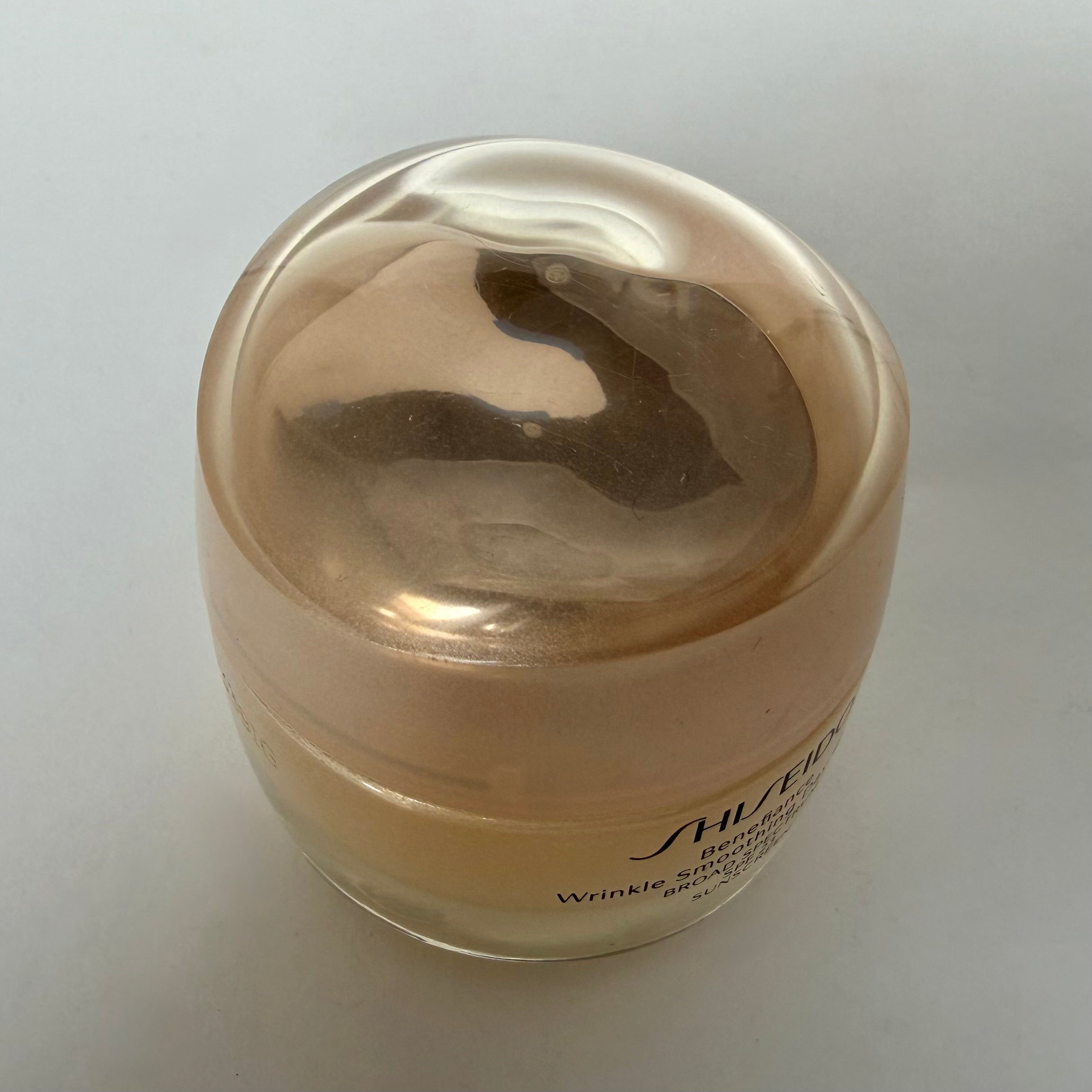 Outlet Shiseido Benefiance Wrinkle Smoothing Day Cream 50 ml. Net. Wt. 1.8 oz. (Sin caja, envase con detalle estético)