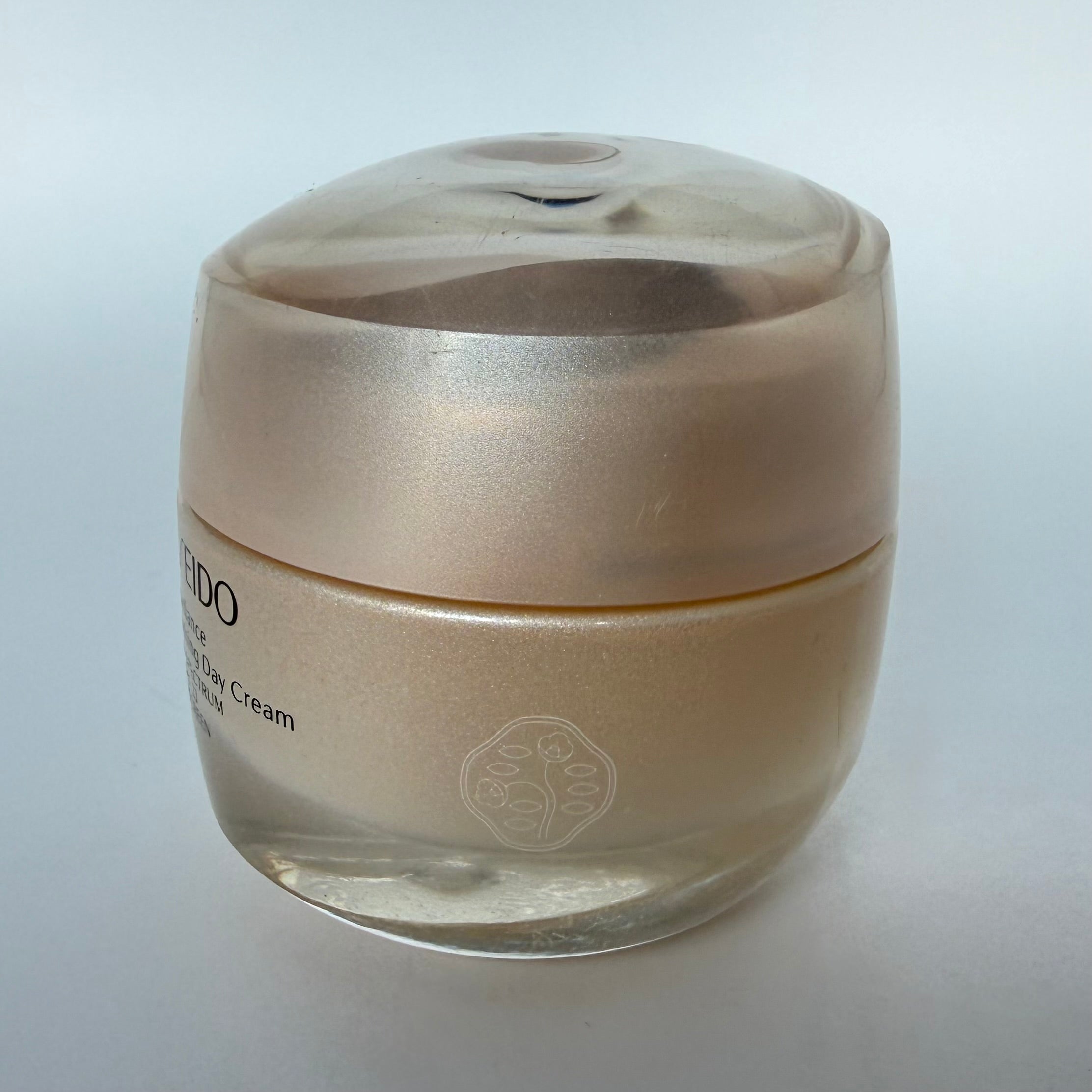 Outlet Shiseido Benefiance Wrinkle Smoothing Day Cream 50 ml. Net. Wt. 1.8 oz. (Sin caja, envase con detalle estético)
