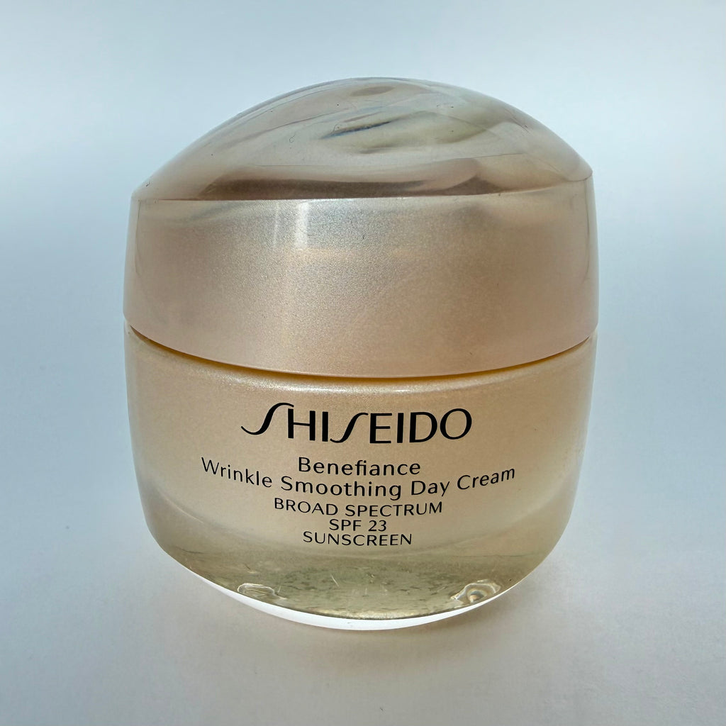 Outlet Shiseido Benefiance Wrinkle Smoothing Day Cream 50 ml. Net. Wt. 1.8 oz. (Sin caja, envase con detalle estético)